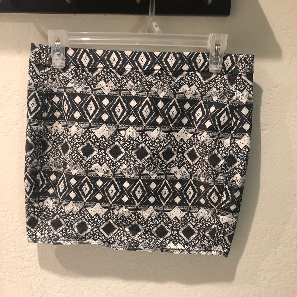 Black and white print skirt
